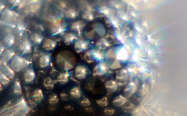 Siyah, pırlanta, gümüş bir yüzük. Kedi kafası şeklinde.