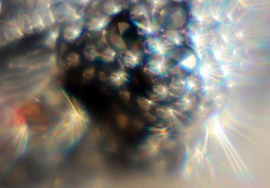 Siyah, pırlanta, gümüş bir yüzük. Kedi kafası şeklinde.