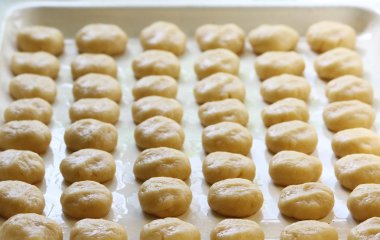 ev yapımı kurabiye hazırlamak için kısa hamurlu hamur işi topları.