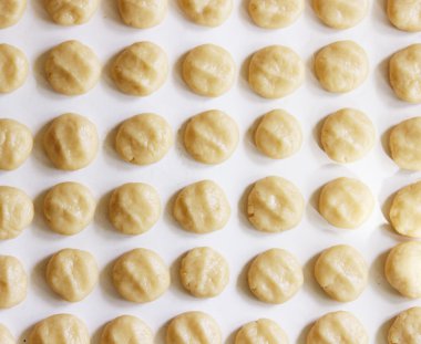 ev yapımı kurabiye hazırlamak için kısa hamurlu hamur işi topları.