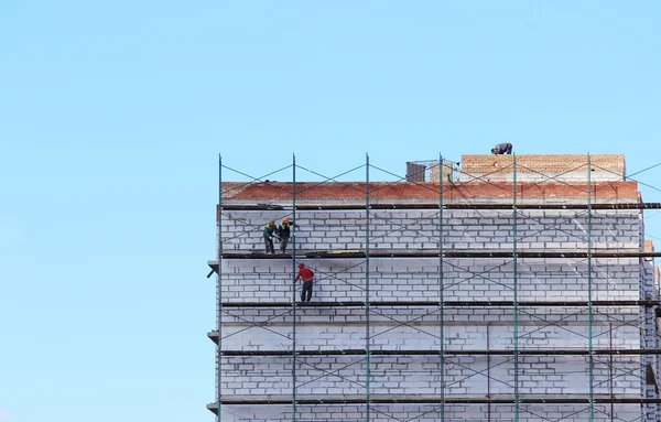Trabajadores Los Andamios Están Construyendo Casa Nueve Pisos Partir Bloques Imagen De Stock
