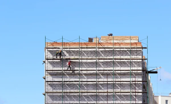 Arbetare Byggnadsställningen Bygger Nio Våningar Hus Från Block Och Tegel — Stockfoto