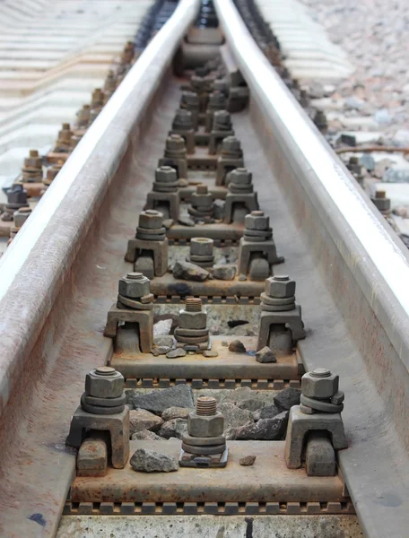 Μπουλόνια Που Στερεώνουν Τις Σιδηροτροχιές Στους Στρωτήρες Επί Της Κατεύθυνσης — Φωτογραφία Αρχείου