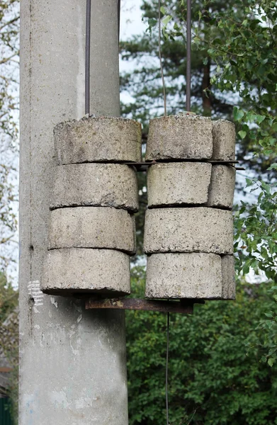 Treinkabels Met Betonnen Contragewichten Een Paal Bij Spoorweg — Stockfoto