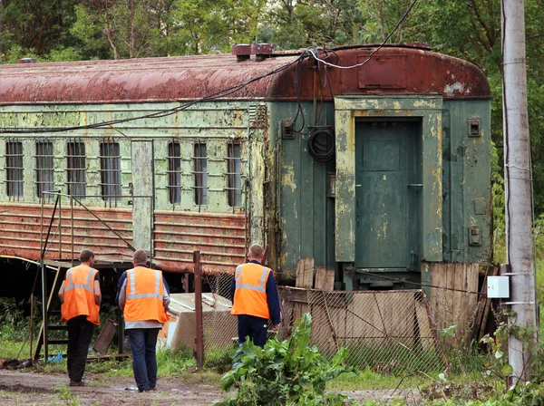 Vecchio Vagone Ferroviario Verde Con Tetto Arancione Lavoratori — Foto Stock