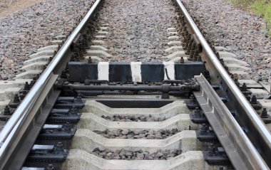 Demiryolu işçisi siyah-beyaz çizgili görünürlük için yerleştirildi