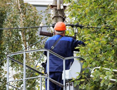 Elektrik alt teller yardımıyla Asansör Araba, kutup onarma.
