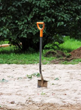 iş küreği, kum sıkışmış turuncu saplı