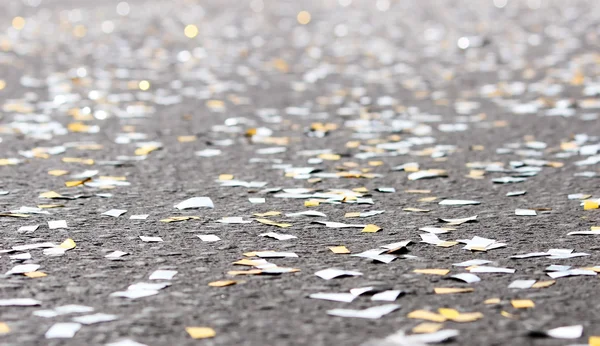 Fundo do festival com lantejoulas de ouro e prata que se encontram no pavimento o bokeh estrada . — Fotografia de Stock