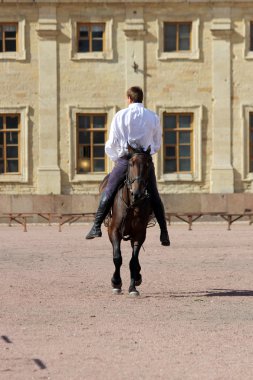 At yarışlarında sarayın önündeki kum meydanında atlayan adamlara hile yapmak..