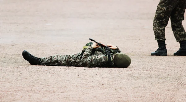 Homem Trajes Camuflagem Militar Uma Máscara Deitada Costas Areia Com — Fotografia de Stock