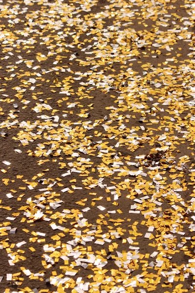 Фестивальный Фон Золотыми Серебряными Блестками Которые Лежат Тротуаре Дороге Боке — стоковое фото