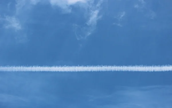 Raya Blanca Avión Cielo Azul Sin Nubes — Foto de Stock