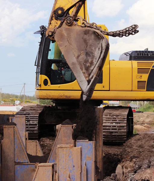金属構造物の設置 湿地帯の道路の建設現場での排水土壌の即時支援 — ストック写真