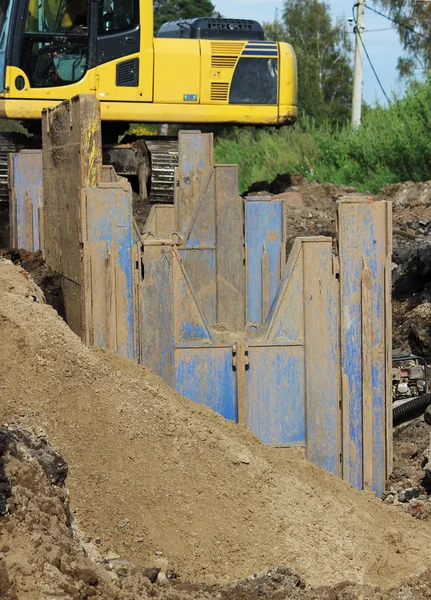 Montáž Kovových Konstrukcí Okamžitá Podpora Odvodňování Půdy Staveništi Silnice Mokřinách — Stock fotografie