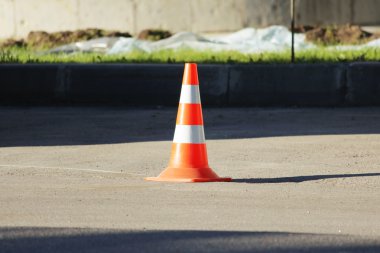 Plastik sinyal trafik koni kamyonlar için park yerinde bir yer alır.