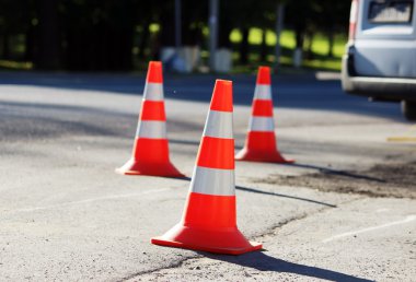 Plastik sinyal trafik koni kamyonlar için park yerinde bir yer alır.