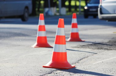 Plastik sinyal trafik koni kamyonlar için park yerinde bir yer alır.
