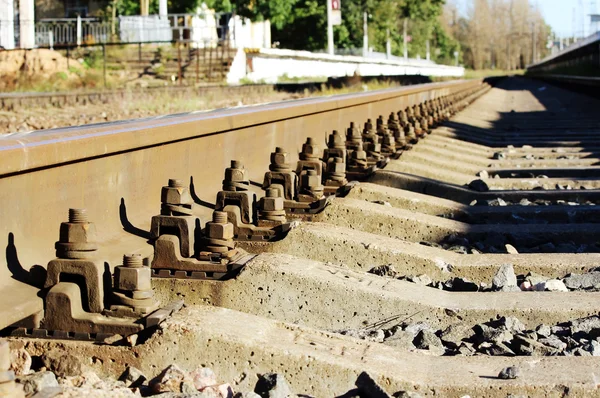 Μπουλόνια Που Στερεώνουν Τις Σιδηροτροχιές Στους Στρωτήρες Επί Της Κατεύθυνσης — Φωτογραφία Αρχείου