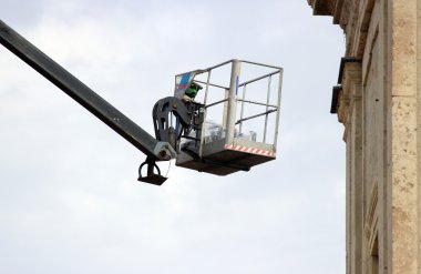 Sarayın yakınında çalışan hidrolik kaldırma makinesi..