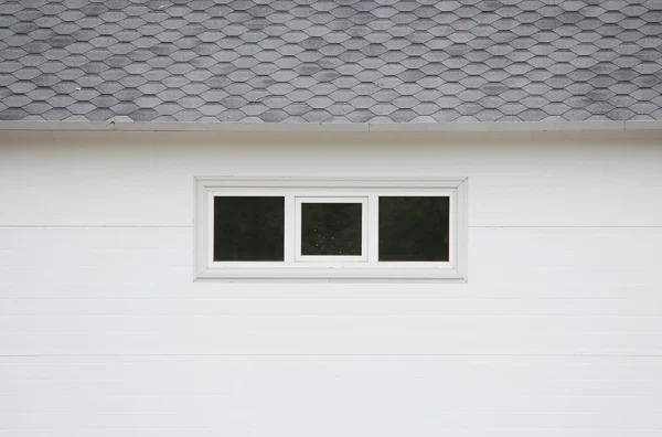 Белый Дом Текстуры Стены Темные Окна Гибкий Серый Фон Плитки — стоковое фото