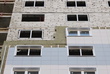 Yeni inşa edilmiş bir ev içinde pencere eşiği. duvar yapısı ile döşeli yalıtılmış yanmaz malzeme bazalt lif