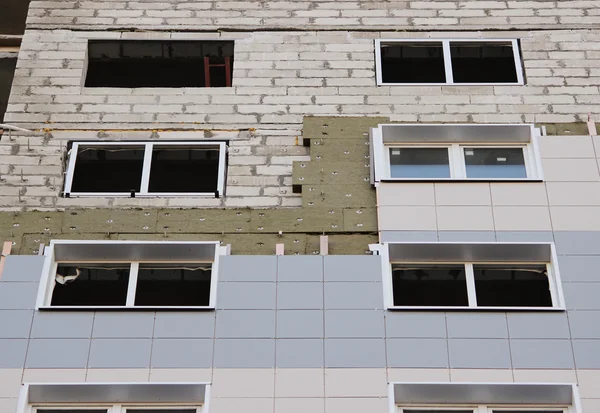 Windows Een Nieuw Gebouwd Huis Wandstructuur Met Geïsoleerde Onbrandbaar Materiaal — Stockfoto