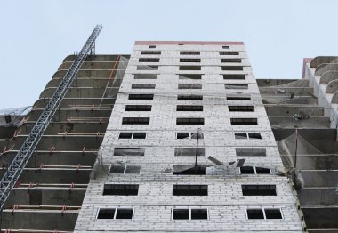 Çok katlı yeni bir bina inşaatında koruma ağı gerildi