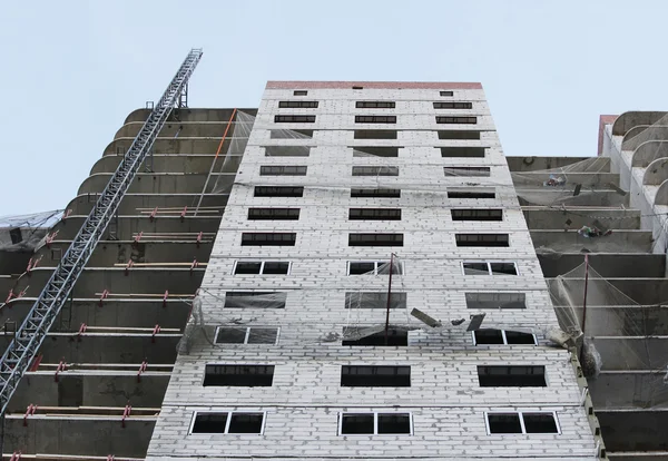 Schutzgitter Gespannt Beim Bau Eines Mehrstöckigen Neubaus — Stockfoto