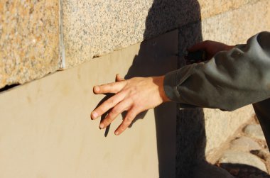 İşçi, Gatchina Sarayı 'nın bodrum pencerelerini kontrplak ile kapatıyor, vidaları tornavidayla çeviriyor..