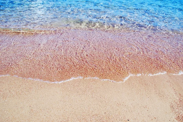 無限の海の表面 青いきれいな水と海岸だけが — ストック写真