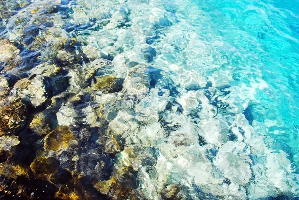 無限の海面 青いきれいな水と海底だけが — ストック写真