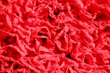 Uzun kuyruklu eteklerin altındaki kırmızı kumaş kıvrımları.