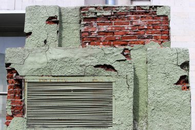 Tuğla bir trafo kutusunun üzerindeki yeşil alçıyı soyuyordu. Yıkım ve kötü yönetim imajı için arka plan. Rusya