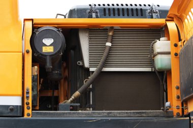 Kazıcının iç yapısı. Bir inşaat ekibi yolun bir bölümünü onarıyor. Çalışma ekipmanı içindeki mekanizmalar