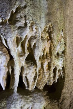 Mağaranın içindeki duvarlar sarkıtlar ve dikitler ile kaplı. Rusya 'nın güneyi
