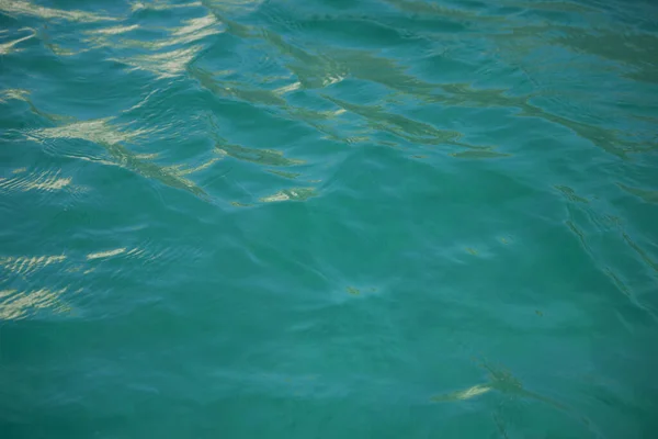 Sfondo da acqua di mare turchese. calda rilassante vista sul mare poco profondo — Foto Stock