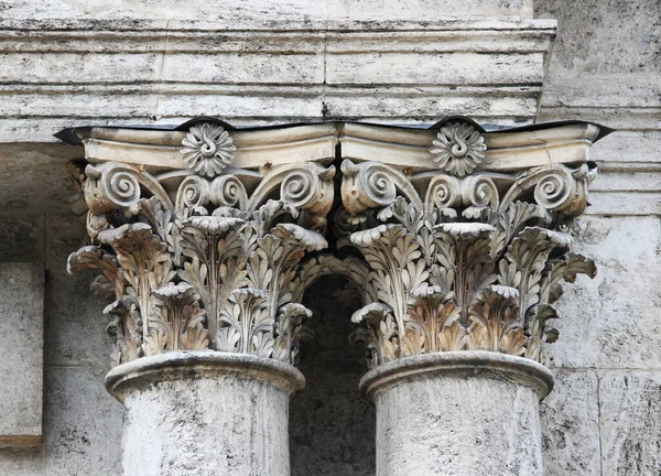 Stare barokowe kolumny na zabytkowym budynku, który jest w ruinie. Rosja. elementy dekoracji architektonicznych budynków, słupów. — Zdjęcie stockowe