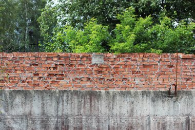 Duvarda dikenli tel var. Hapishane ve özgürlük kavramı.