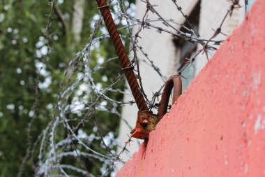 Beton duvardaki dikenli teller. Hapishane ve özgürlük kavramı.