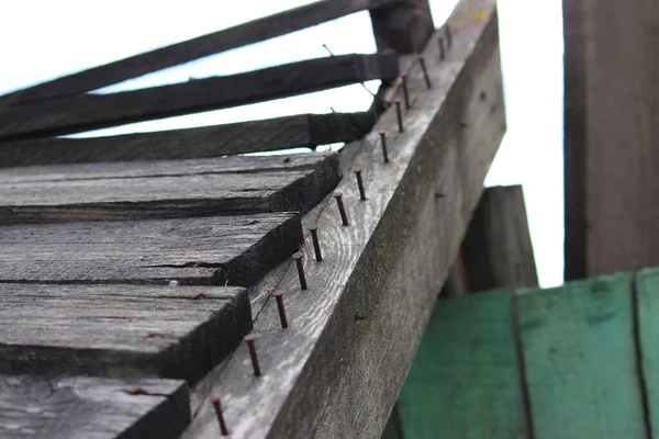 Velho dossel de madeira protegendo o canteiro de obras. construído para segurança durante a construção da casa. — Fotografia de Stock