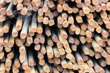 Paslı demir yığını otoyol inşaat sahasına yakın..