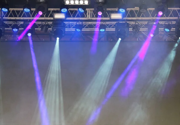 Beleuchteter Bühnenrauch, rosa und lila Lichter. Niemand. Testbetrieb von Geräten und Lampen — Stockfoto