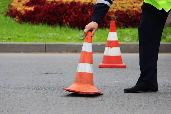 Policía pone conos naranjas para bloquear la carretera — Foto de Stock