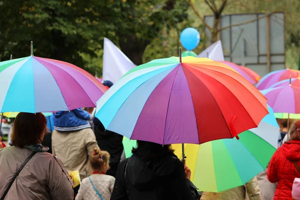 Paraguas multicolor. concepto de la gente gay o simplemente un elemento alegre de la lluvia — Foto de Stock
