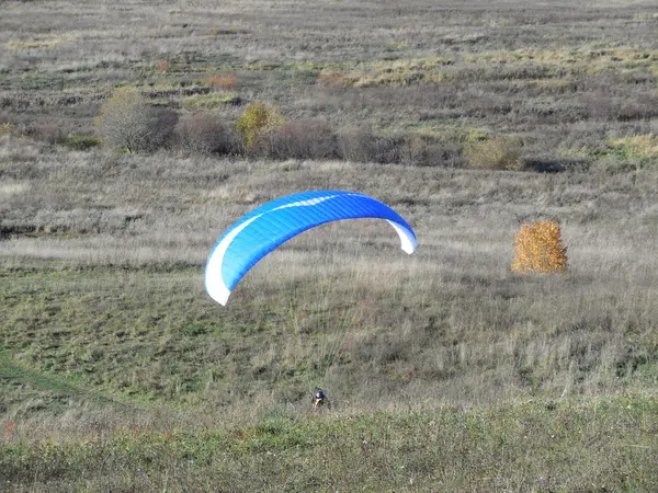 Pilot na hoře, příprava pro paragliding — Stock fotografie