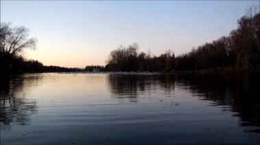 Planör uçuş akşam Gatchina Park göl üzerinde