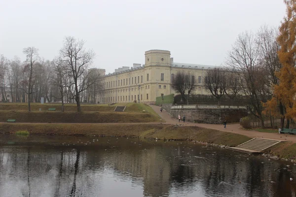 Palais de Gatchina et Karpin Paul premier étang dans la région de Gatchina Leningrad . — Photo