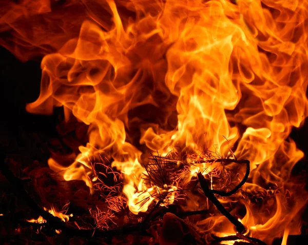 残り火とロシアの Karelia のストーブの火災. — ストック写真