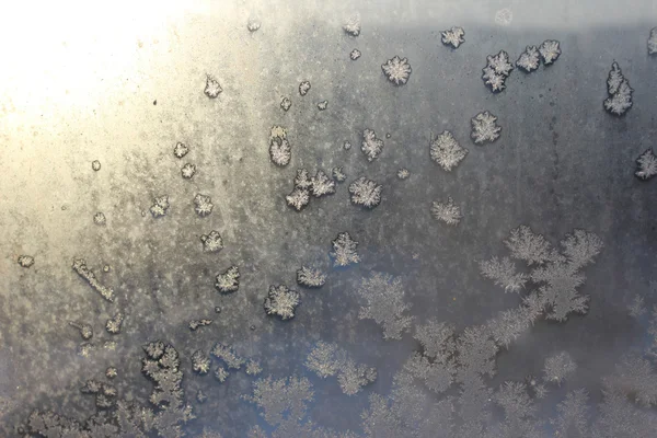 Ventana congelada cubierta con heladas en invierno con dibujos . — Foto de Stock